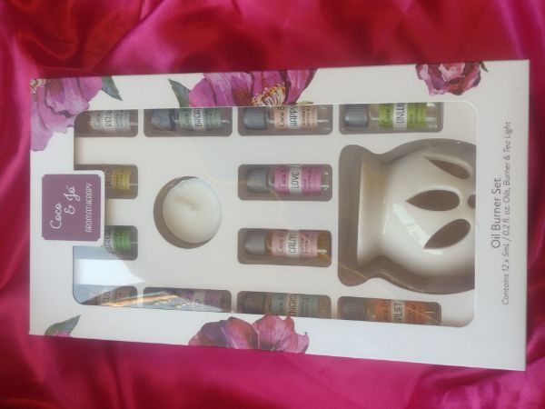 Picture of Aromatherapy Ceramic Oil Burner with Oils Gift Set